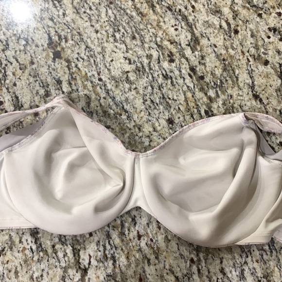 Bali size 38DD non padded underwire bra with side support panels. Under arms are - Picture 9 of 16